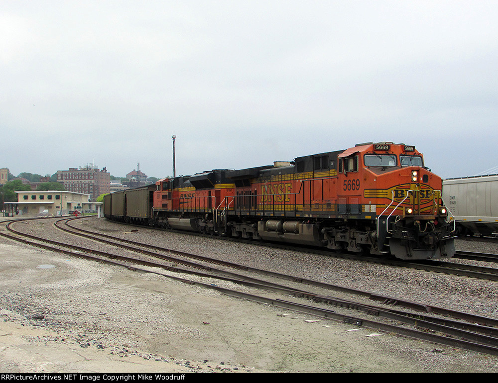 BNSF 5669